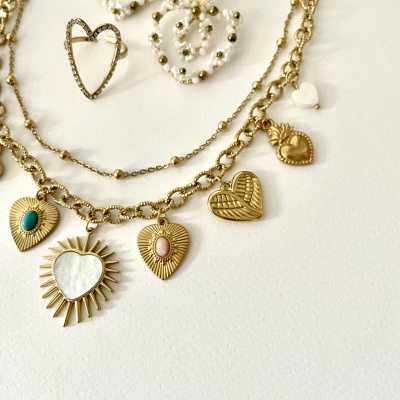 Colares dourados com pendentes coração e brincos de pérolas
