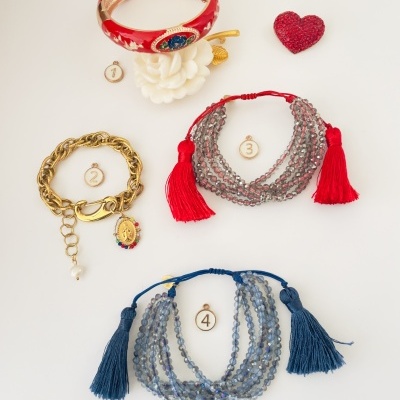 Quatro pulseiras numeradas sobre fundo branco com decoração flor branca e coração vermelho glitter