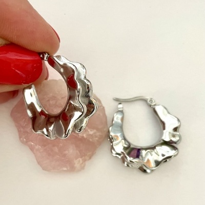 Brincos argola prateados ondulados com pedra rosa