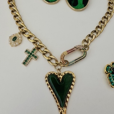 Colar dourado com pendentes coloridos
