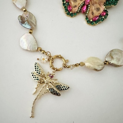 Colar com pendente de libélula dourada com detalhes azuis e contas de madrepérola