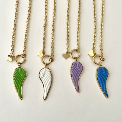 Quatro colares dourados com pendentes em forma de asa colorida com texturas de penas