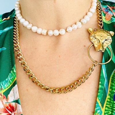 Colar de contas brancas e corrente dourada com fecho de cabeça de leopardo