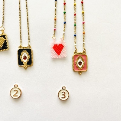 Colares com pendentes quadrados e correntes coloridas numerados 2 e 3