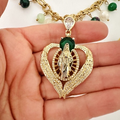 Colar com pendente dourado com figura religiosa e pedras coloridas