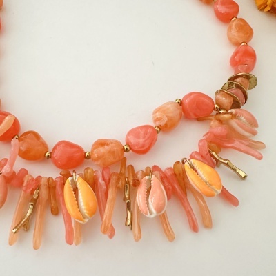 Colar com contas laranja coral e conchas naturais com detalhes dourados