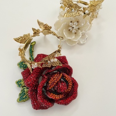 Brincos argola com flores e borboletas douradas, flor branca com pérolas e flor vermelha em strass verde