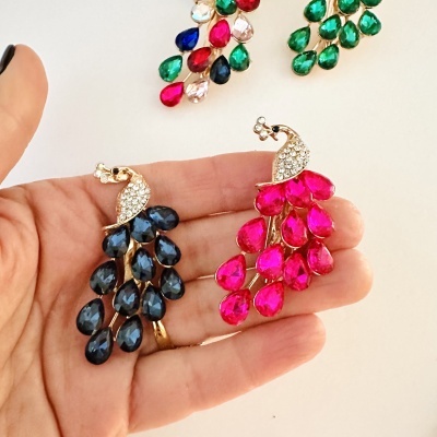 Brincos de pavão com pedras coloridas e cabeça cravejada em pedras brilhantes