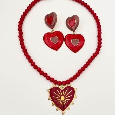 Conjunto de colar e brincos com corações vermelhos e detalhes dourados