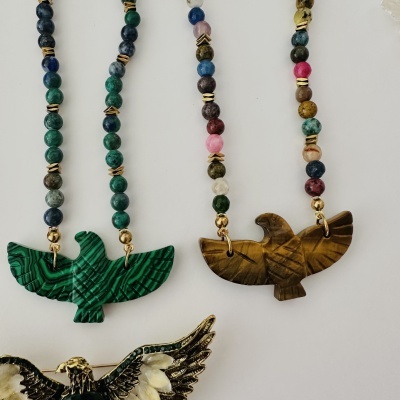 Colares com contas coloridas e pendentes em forma de pássaros em madeira e metal dourado