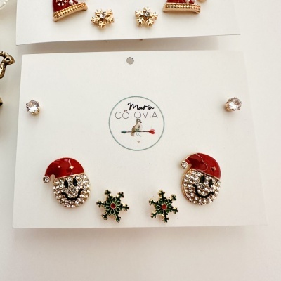 Brincos de Natal com pedras, flocos de neve e carinhas sorridentes com gorro