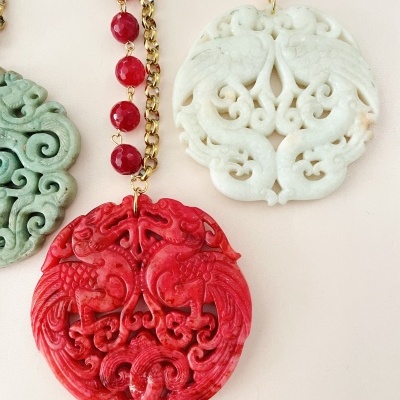 Colares com pendentes esculpidos em verde, vermelho e branco com correntes douradas e contas