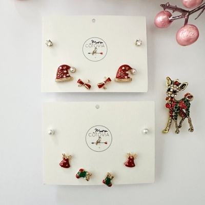 Conjunto de brincos natalícios com esmalte e pérolas em cartões brancos com logo
