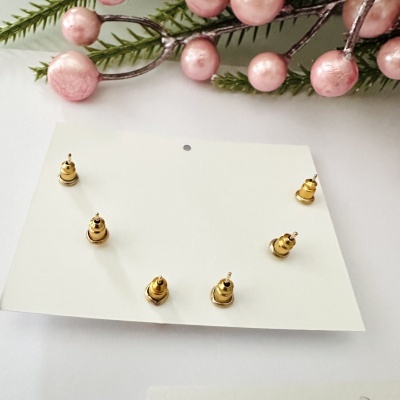 Fechos para brincos dourados em base branca com decoração de bagas cor-de-rosa e folhas verdes