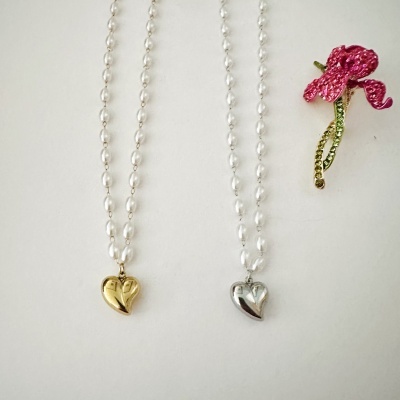 Colares com pendentes em forma de coração e flor decorativa rosa