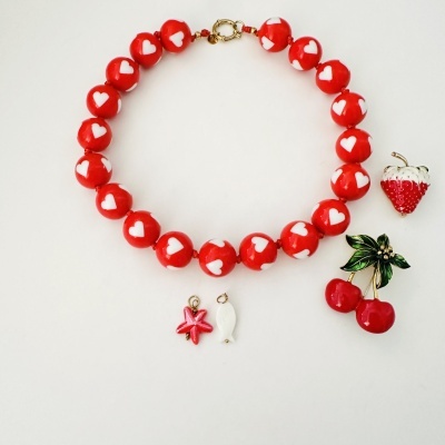 Colar vermelho com corações brancos e pendentes de fruta e estrela do mar