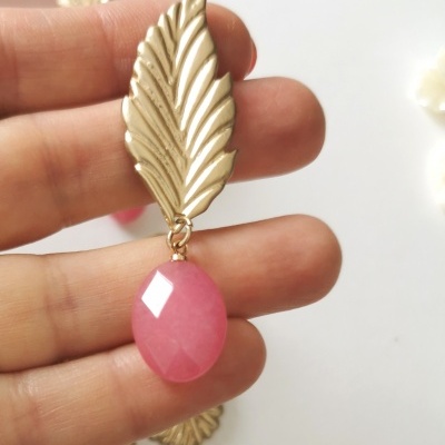 Brinco dourado em forma de folha com pendente rosa