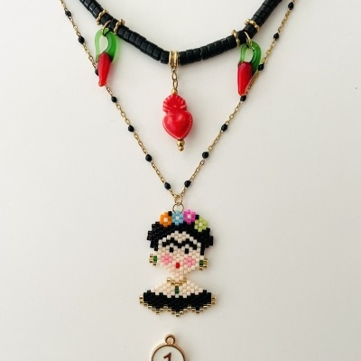 Colar em camadas com pendentes coloridos sobre fundo branco.