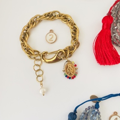Bracelete dourado com pingente colorido e etiqueta número 2