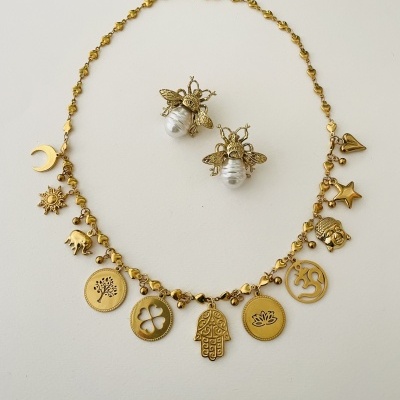 Conjunto de colar e brincos dourados com vários pendentes simbólicos e brincos de abelha com pérolas