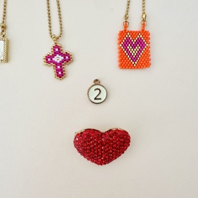 Colares e pendentes coloridos com elementos de contas e número 2 sobre fundo branco
