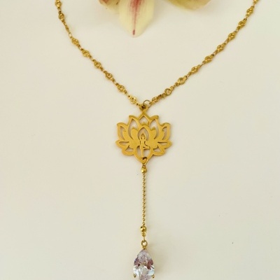 Colar dourado com pendente em flor de lótus e gota de cristal