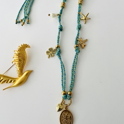 Colar e pulseira de fio azul com pendentes dourados