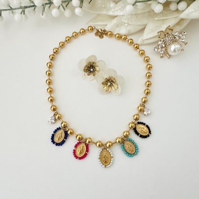 Colar dourado com pendentes coloridos e brincos florais translúcidos