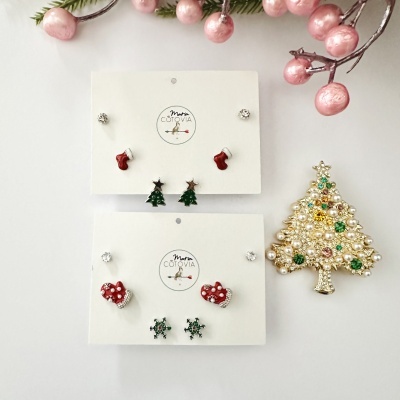 Conjunto de brincos e alfinete natalícios em cartão branco com decoração de árvore de Natal