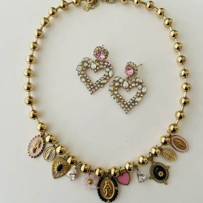 Colar de contas douradas com pendentes variados e brincos em forma de coração com pedras brilhantes