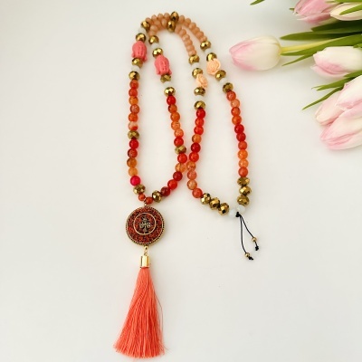 Colar de contas laranja e dourado com pendente e flor rosa ao lado