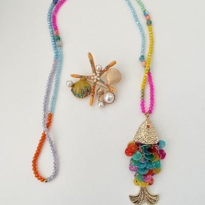 Colar de contas coloridas com pendente e broche marinho com conchas e pérolas