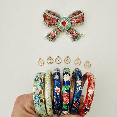 Broche de laço decorativo e conjunto de seis pulseiras florais numeradas