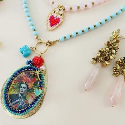 Colar com pingente oval colorido de Frida Kahlo e brincos dourados com pendentes rosa
