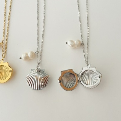 Colares com pendentes concha dourado e prateado, pendente prateado aberto com espelho e pérolas brancas