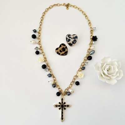 Conjunto de colar dourado com pendente cruz e brincos coração com padrão de leopardo