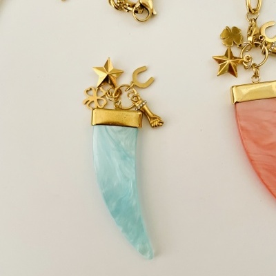 Colares com pendentes em forma de dente ou corno em azul claro e coral com detalhes dourados