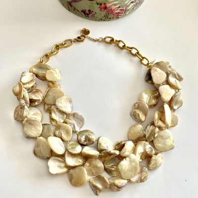 Colar perolado com corrente dourada e caixa decorativa com beija-flor