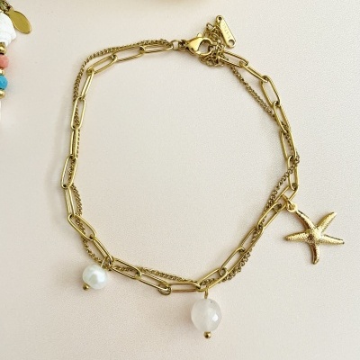 Pulseira dourada com pendente estrela do mar e contas brancas