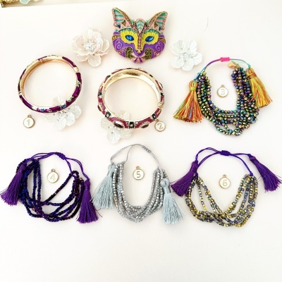 Coleção de seis pulseiras numeradas com flores decorativas e broche de borboleta colorida
