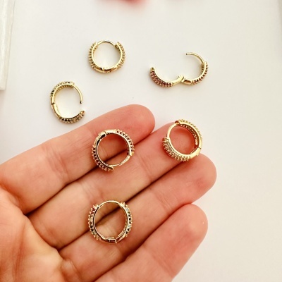 Conjunto de brincos argola dourados com detalhes texturizados