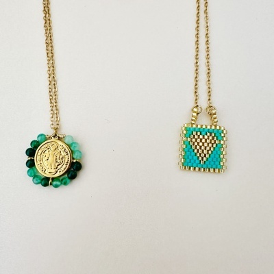 Dois colares dourados com pendentes coloridos em fundo branco