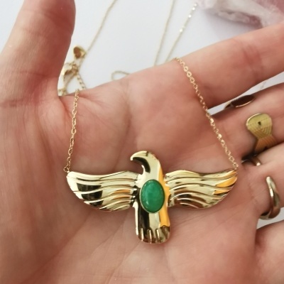 Colar com pendente em forma de águia dourada com pedra verde e corrente dourada