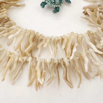 Broche tartaruga verde com colar de ramos cor de areia
