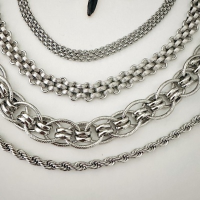 Colares metálicos prateados com diferentes padrões e texturas