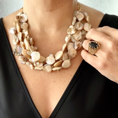 Colar de conchas bege e pérola de várias camadas com anel dourado e pedra preta