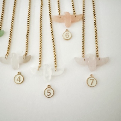 Colares dourados com pendentes de pedra com forma de cabeças com chifres numerados de 4 a 7