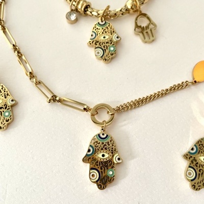 Conjunto dourado com pingentes mão de Fátima decorados com padrões circulares coloridos