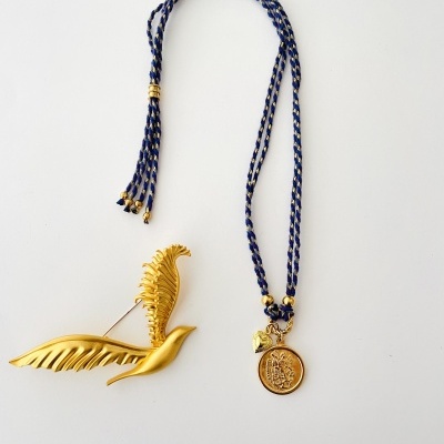Colar azul e dourado com medalhão e broche dourado em forma de pássaro
