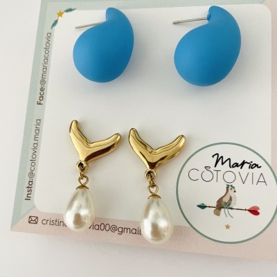 Dois pares de brincos em cartão Maria Cotovia, um azul mate e outro dourado com pérola branca
